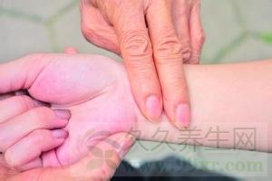 打嗝不止的方法 握住左手腕10秒