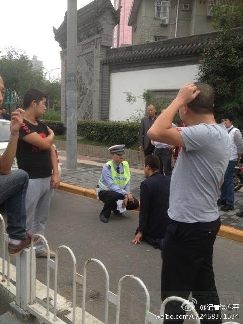 残疾摩的司机向交警下跪
