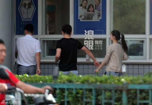 刘强东带奶茶妹看牙
