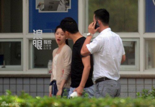 刘强东带奶茶妹看牙