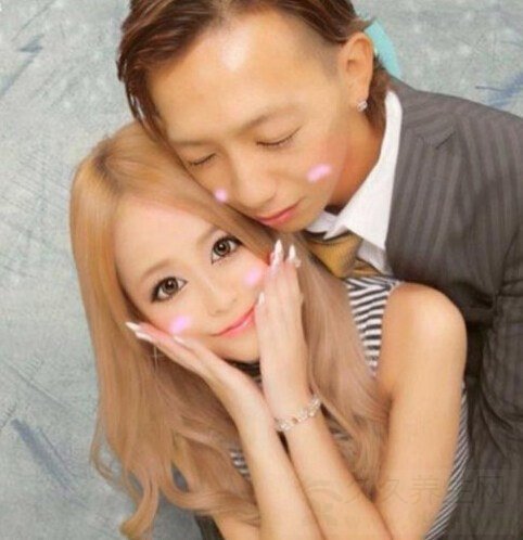 据日本媒体报道,活跃在《Popteen》等时尚杂志,年仅16岁的人气模特儿堀铃香,日前在自己的博客上宣布怀孕的消息,称目前已经怀孕六个月,预产期是明年4月3日。