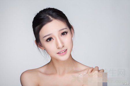 马凡舒泳装掉落泄春光引网友热议(图)