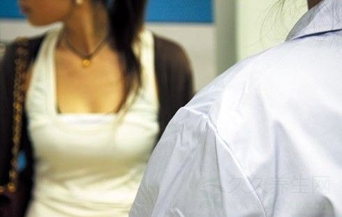 脱衣门:女子照X光片被男医生强迫脱光上衣