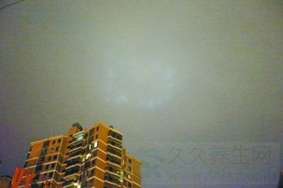 武昌夜空惊现光圈