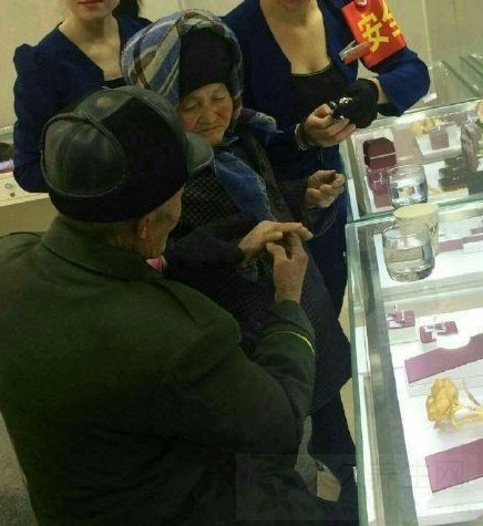 拾荒老人为老伴买钻戒