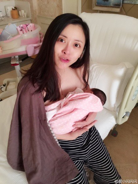 黄小蕾晒半裸喂奶照