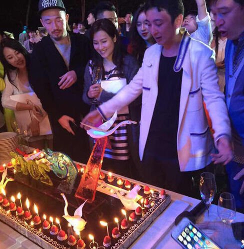 王思聪生日派对曝光 邀T-ara助阵