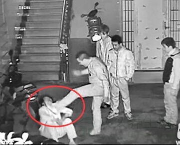 男子暴打继母