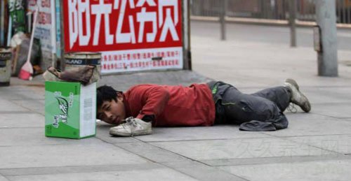 央视揭乞丐骗钱