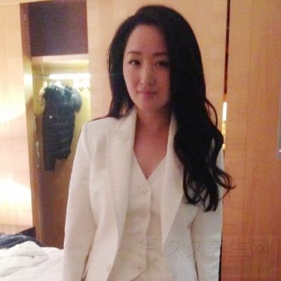 43岁杨钰莹咖啡馆自拍