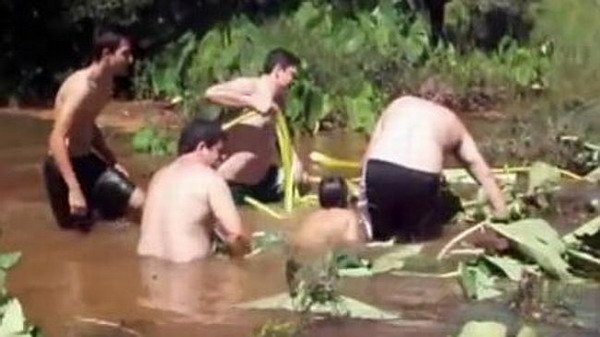 少年水中被吸走