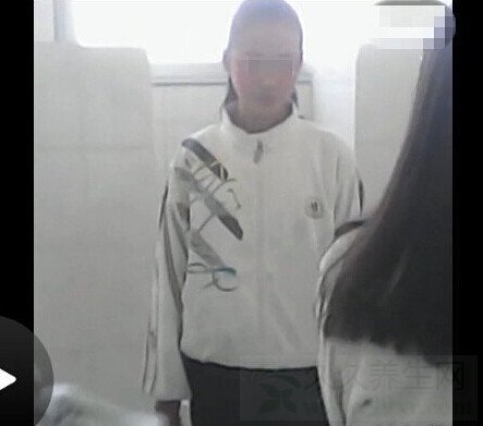 女生遭同学轮番扇耳光