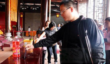 土豪功德箱塞苹果6