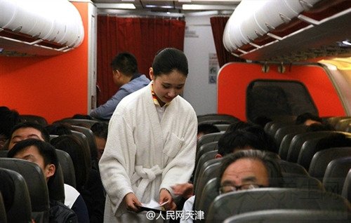 睡衣空姐身着性感睡袍现身客舱