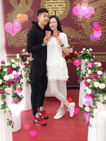 李艾与圈外男友领证