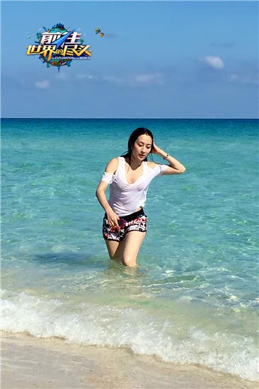 马苏自曝胸围38D 海滩嬉水上演湿身诱惑