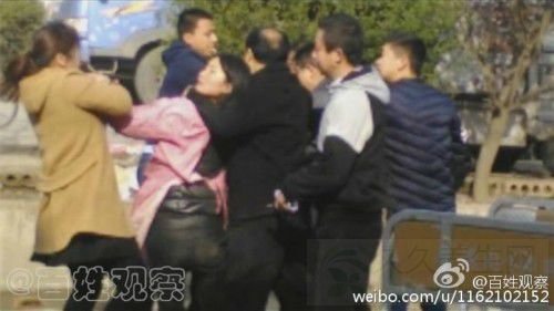 姐妹遭城管飞踹锁喉