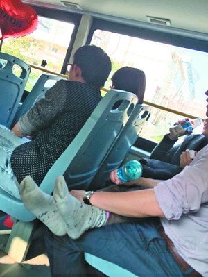 中年男女公交车激吻