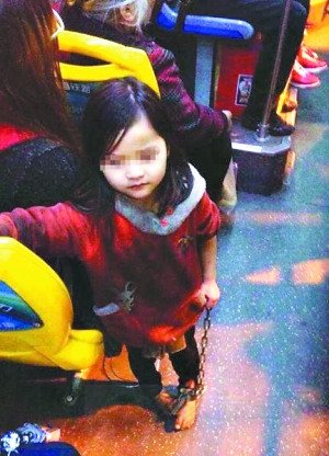 女孩手拿铁链乘公交