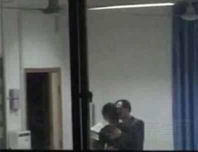 男教师亲吻搂抱女生