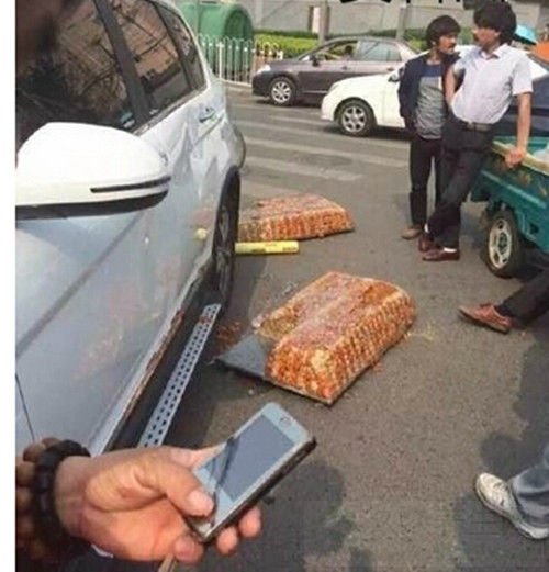 撞翻切糕车赔6万