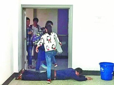 教授求赐胯下之辱