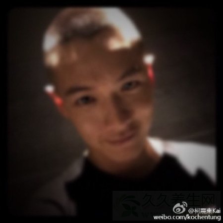 柯震东剪长发换平头 微博