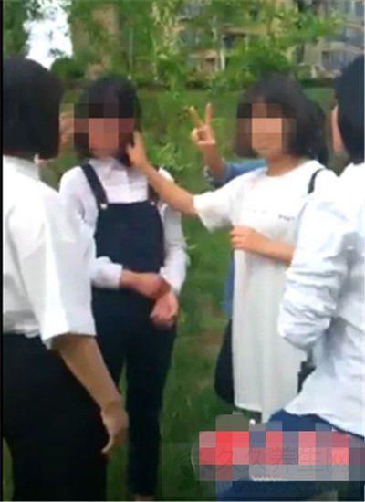 女生河边群殴女同学视频截图