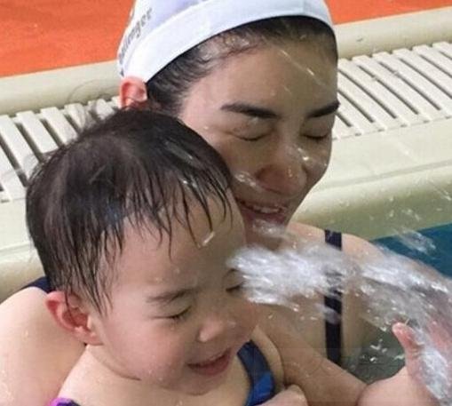 黄奕带女儿查基因