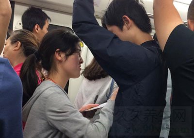 武汉地铁丐帮 不给钱就乱摸