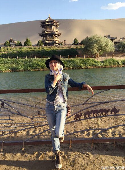 44岁杨钰莹晒出游照