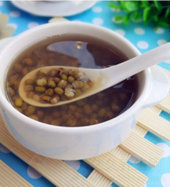 夏季饮食禁忌 哪些人不适宜喝冰镇绿豆汤?