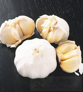 中医养生偏方 大蒜捣成泥敷脚心可以止咳
