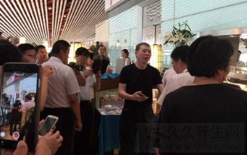 冯小刚机场发飙 因不满某航服务