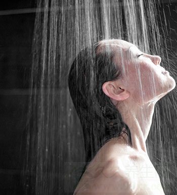 怎样清洗胸部 保持坚挺丰满的性感乳房?