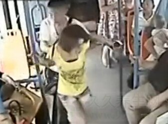 没让座被大爷拽起