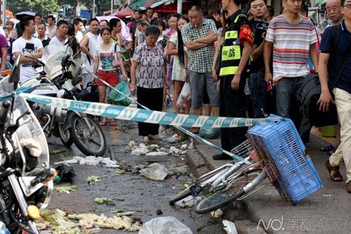 深圳男子当街砍人
