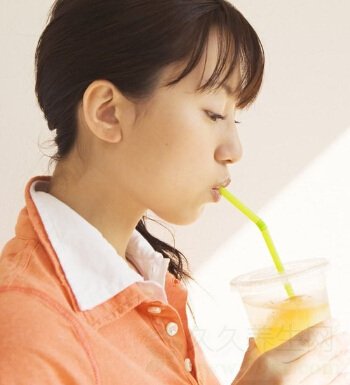 夏季酷热喝冷饮降暑?小心更容易中暑