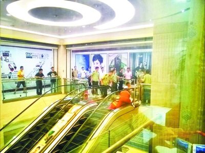 女子被搅入扶梯