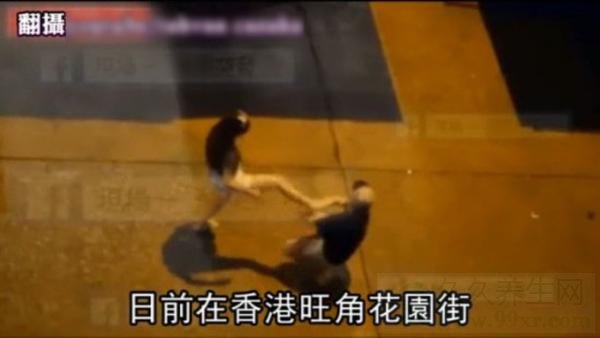 港女暴打下跪男友