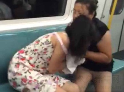 北京地铁两女撕衣