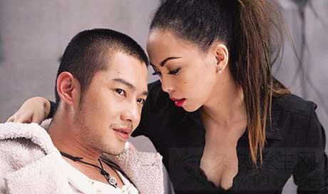 闺蜜与网友在我家上演成人大片