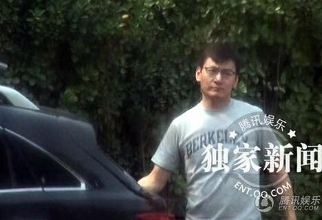 张静初恋情曝光 与神秘熟男牵手蜜吻