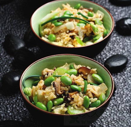 秋季养生食谱:毛豆炒饭