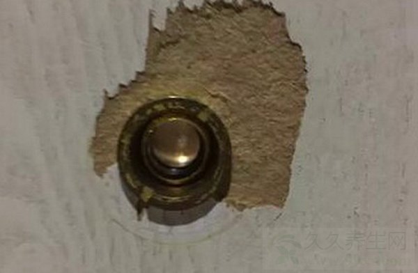 情侣酒店猫眼倒装 男女全裸激情爱爱遭偷窥