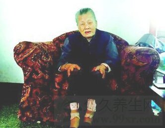 老人长黑发换新牙