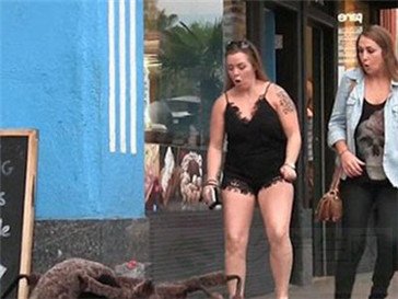 妹子偶遇巨型蜘蛛吓尿图
