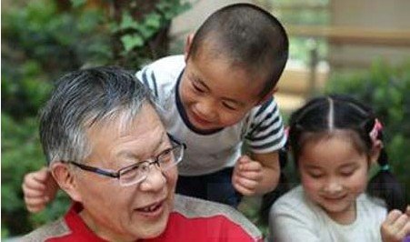 给老人捶背也可健身 捶出健康