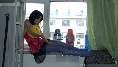 女大学生穿着暴露被维修工强奸