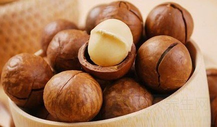 嘴唇发黑是什么原因